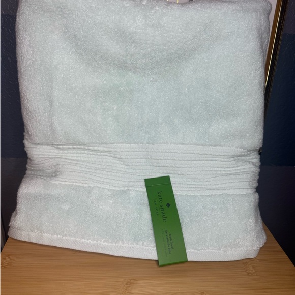 Kate Spade Soft Green Bath Towel - set of 2 - Picture 1 of 3